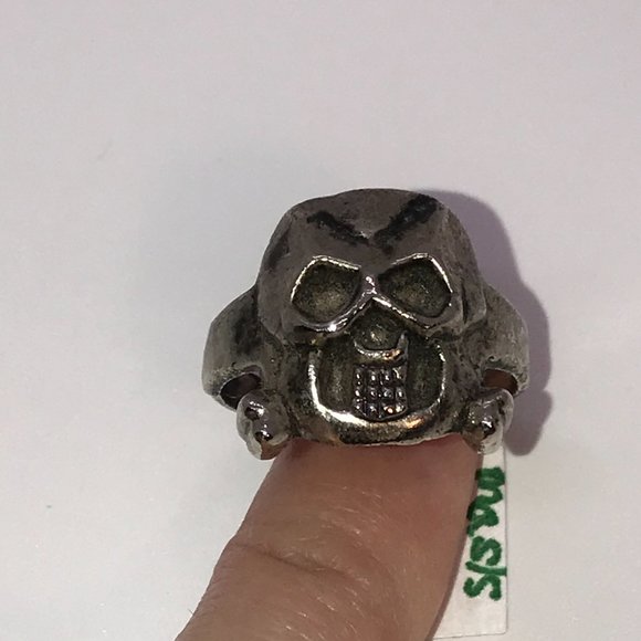 Pewter Skull and Crossbones Ring - Picture 6 of 6